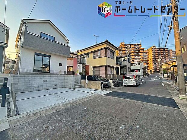 【前面道路含む現地写真】前面道路は、東側約６．４ｍの道路です。
交通量も少なく、駐車も落ち着いて行える環境になっています。