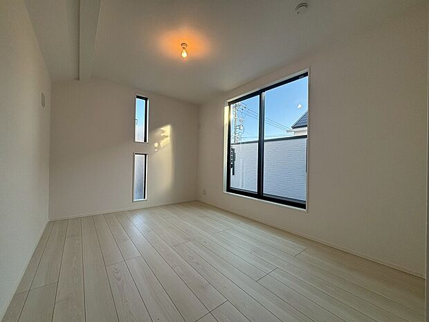 【リビング以外の居室】【1号棟】
二面採光を施した為、晴れの日の日中はいつも明るい室内に。
窓を開放すれば、気持ちの良い風が入り込んできます。