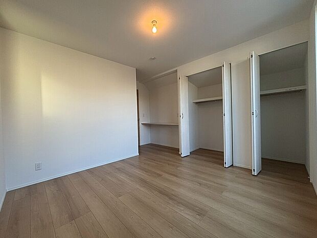 【リビング以外の居室】【2号棟】
各居室に収納を設けました!
お洋服をたくさんお持ちの方でもたっぷり収納できます。
お部屋を最大限広くご活用いただけます♪