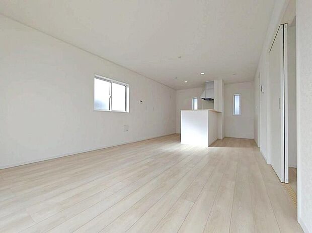 【リビング】３号棟
明るい雰囲気が心地いい１６帖のリビング♪　
採光良好です！　
家族団らんの時間も増えそうなくつろぎの場所になりそう♪