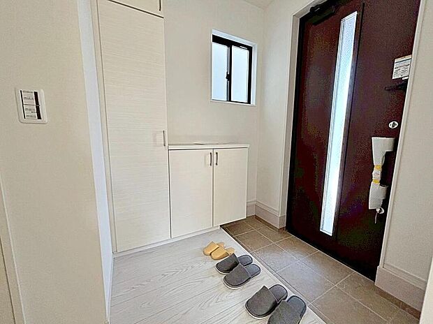 【玄関】明るくて清潔感溢れる玄関。
便利なシューズボックス付きです♪
散らかりがちな玄関もすっきりと片付きます♪
急な来客時でも安心ですね♪