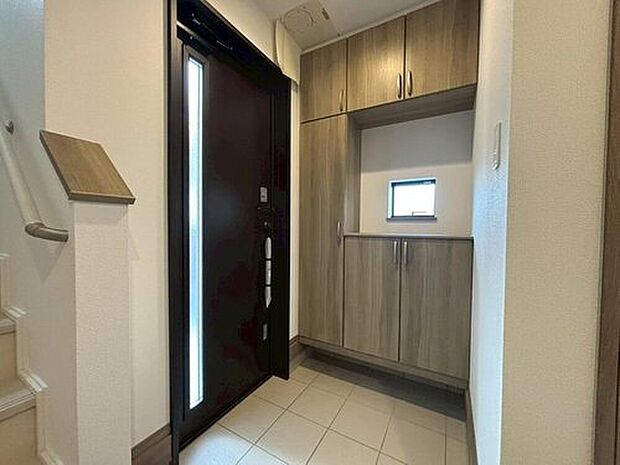 【玄関】A号棟
明るくて清潔感ある玄関。
便利な下駄箱収納付き♪
散らかりがちな玄関もすっきり片付き、外出時も爽やかな気分でドアを開けられそうです♪