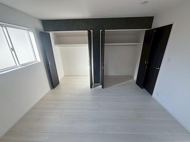 【収納】3号棟
各居室に収納を設けました!
お洋服をたくさんお持ちの方でも
たっぷり収納できます。
お部屋を最大限広く
ご活用いただけます♪