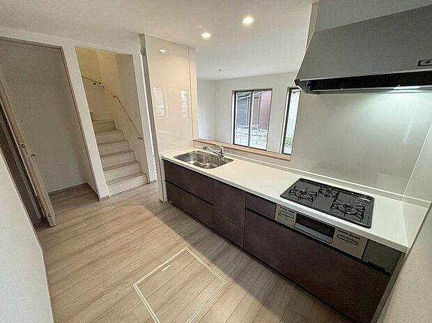 【キッチン】収納力豊富なシステムキッチン。
大型スライド収納付きで、すっきり片付けやすいキッチンです。
パントリー替わりになる収納スペースや床下収納もついています♪