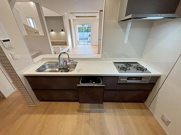 【キッチン】1号棟
収納力豊富なシステムキッチン。
毎日の洗い物がラクになる便利な食洗機付きです♪
時間を短縮して、家事の時間も確保できます。