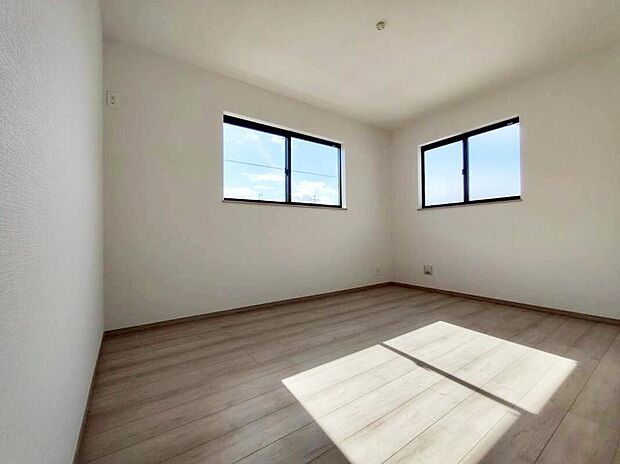【リビング以外の居室】B号棟
2面採光を施した為、晴れの日の日中はいつも明るい室内に。
窓を開放すれば気持ちの良い風が入り込んできます。