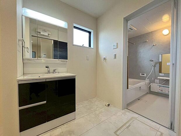 【洗面台・洗面所】２号棟
暮らしを快適にする三面鏡仕様の洗面化粧台。
収納力と機能性に優れた使いやすい設備で、忙しい朝の身支度もスムーズに♪