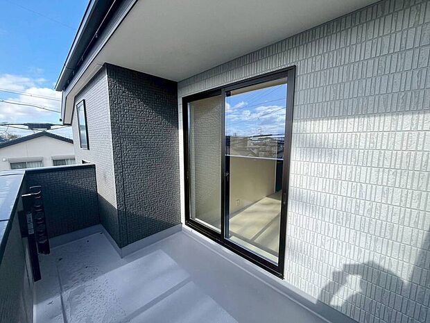 【バルコニー】２号棟
広々としたバルコニー♪
家族分の洗濯物もしっかり干せます。
南向きで日当たりも良く、毎日のお洗濯が楽しくなりそう♪