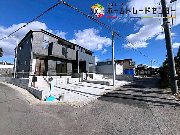 【前面道路含む現地写真】前面は、南側約４．４５ｍ、西側約２．６５～２．８３ｍの道路です。
ゆとりがあり、駐車も落ち着いて行える環境になっています。
しっかり舗装されているので、ベビーカーや自転車も快適に通れます♪