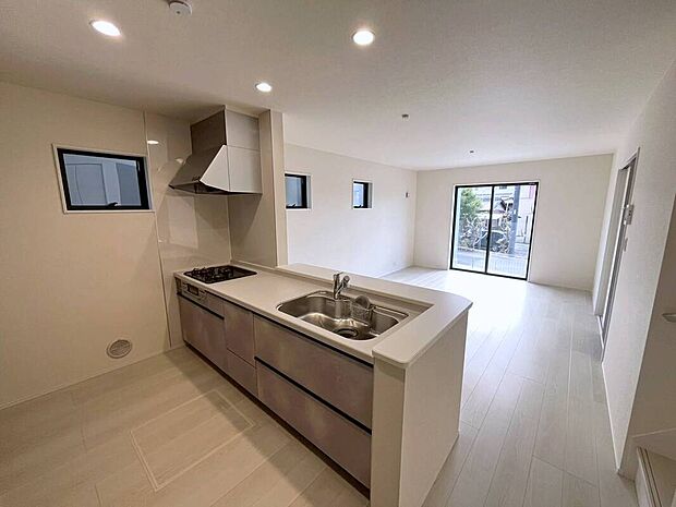 【キッチン】２号棟
収納力豊富なシステムキッチン。
大型スライド収納付きで、すっきり片付けやすいキッチンです。