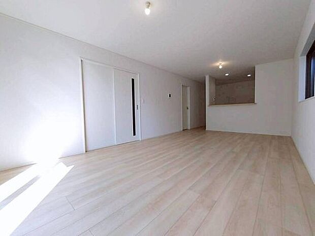 【リビング】3号棟
明るい雰囲気が心地いい20帖の広々リビング♪
採光良好です!
家族団らんの時間も増えそうなくつろぎの場所になりそう♪