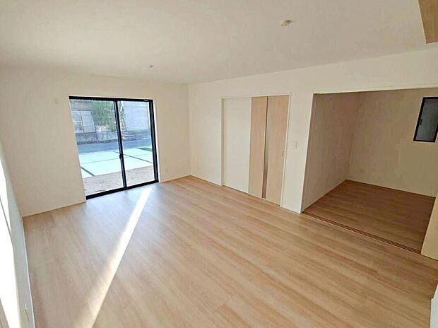 【リビング】6号棟
明るい雰囲気が心地いい16帖のリビング♪
採光良好です!
家族団らんの時間も増えそうなくつろぎの場所になりそう♪