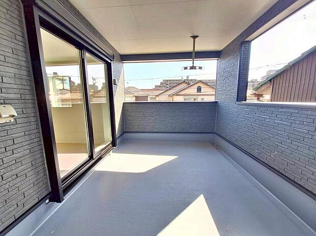 【バルコニー】雨の日も洗濯物が濡れる心配のないインナーバルコニー♪
2部屋から出入り出来て大変便利です。
お洗濯だけでなく、ちょっとしたリラックスできる空間にもなりそうです☆