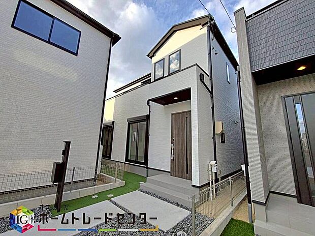 【現地外観写真】瀬戸市高根町2期4棟(写真2号棟)
玄関ポーチが屋根付きなので、雨の日も安心です♪敷地が道路から奥に位置することで、視線や車の音を軽減。