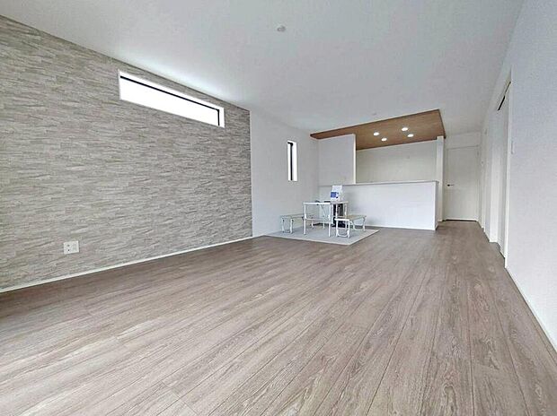 【リビング】4号棟
明るい雰囲気が心地いい約19帖のリビング♪
採光良好です!
家族団らんの時間も増えそうなくつろぎの場所になりそう♪