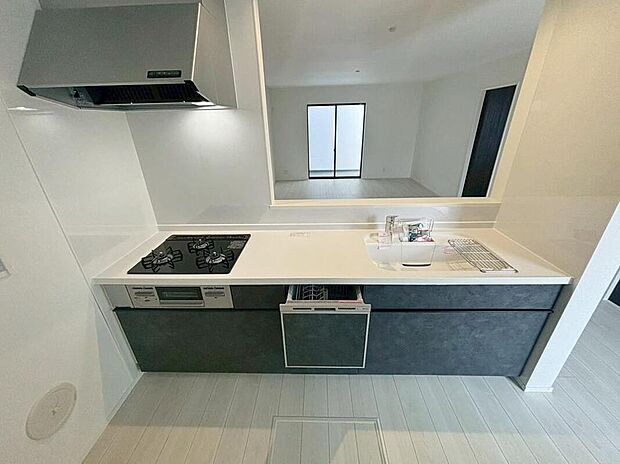 【キッチン】3号棟
カウンター人造大理石、浄水機能付き混合水栓付きのシステムキッチンです。
収納豊富で床下収納も付いています♪