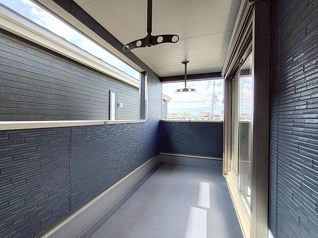 【バルコニー】2号棟
インナーバルコニー完備☆
いきなりの雨にも安心な設計です。