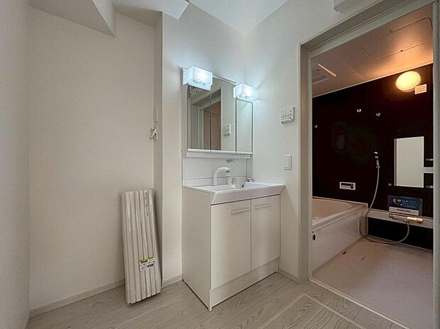 【洗面台・洗面所】暮らしを快適にする三面鏡仕様の洗面化粧台。
収納力と機能性に優れた使いやすい設備で、忙しい朝の身支度もスムーズに♪