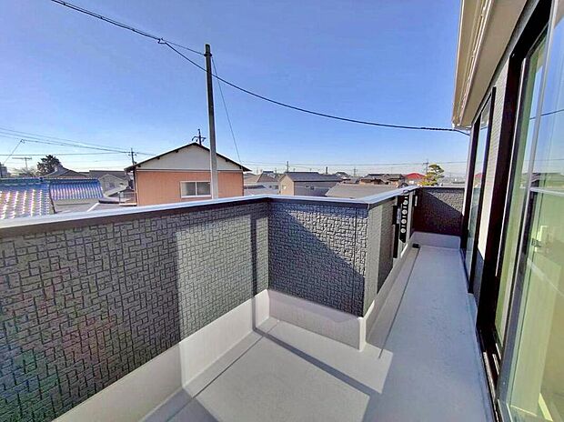 【バルコニー】1号棟
南向きの日当たり良好なバルコニー♪
2部屋から出入りできて便利です♪
お洗濯だけでなく、ちょっとしたリラックスできる空間にもなりそうです☆