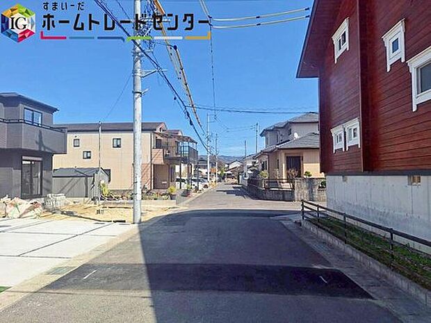【前面道路含む現地写真】前面は、東側約5.93m・南側約4.56mの道路に接道しています。
ゆとりがあり、駐車もスムーズに行うことができます♪