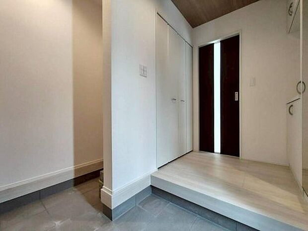 【玄関】2号棟
明るくて清潔感溢れる玄関。
便利なシューズクローク付きです♪
全身鏡も付いており、お出掛け前のチェックに役立ちます♪