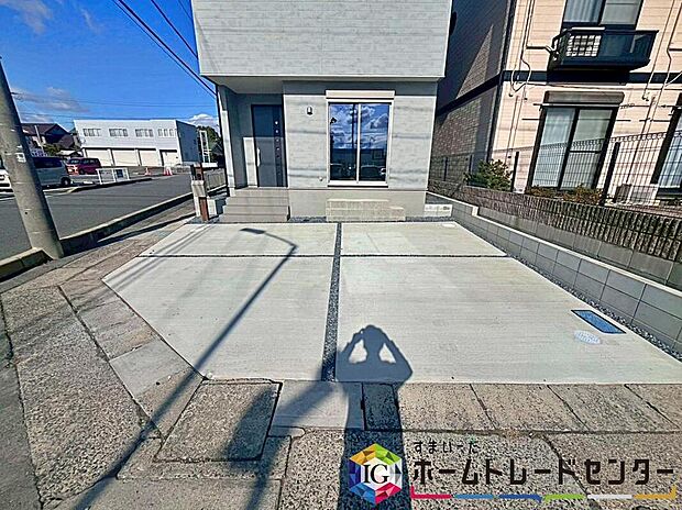 【駐車場】余裕をもって並列に2台駐車ができる広々とした駐車スペース。
玄関そばに駐車スペースがございますので、まとめ買いをした際にも運ぶのが簡単です!