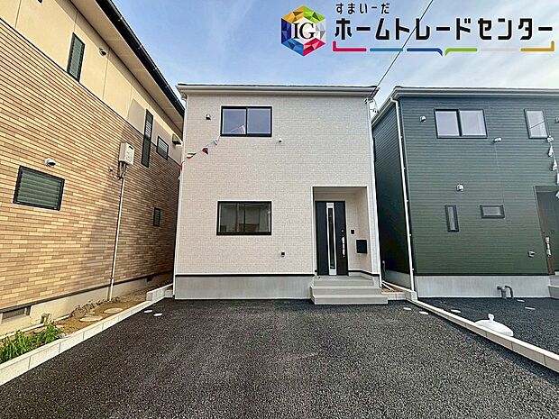 【駐車場】3号棟 駐車場
4台駐車可能なスペースを確保しました☆
来客時も安心です♪
セカンドカー用にされてもいいですね♪
交通量が少なく、ゆとりをもって駐車できます。
駐車が必要ないスペースは他の用途多数!