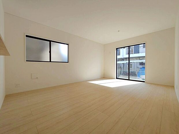 【リビング】3号棟
明るい雰囲気が心地いいリビング♪
家族団らんの時間も増えそうなくつろぎの場所になりそう♪
対面式キッチンは、家事をしながら家族の様子が一目でわかる安心&便利設備♪