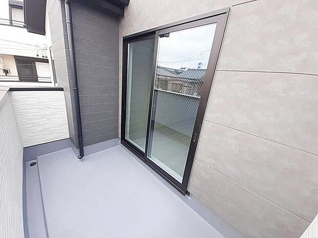 【バルコニー】1号棟
広々としたバルコニー♪
家族分の洗濯物もしっかり干せます。
日当たりも良く、毎日のお洗濯が楽しくなりそう♪