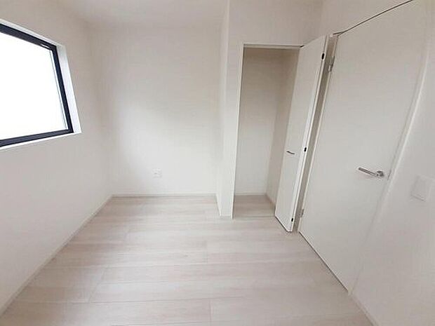 【リビング以外の居室】1号棟
約4.8帖の居室です♪
窓を開放すれば、気持ちの良い風が入り込んできます。
二面採光を施した為、晴れの日の日中はいつも明るい室内に♪