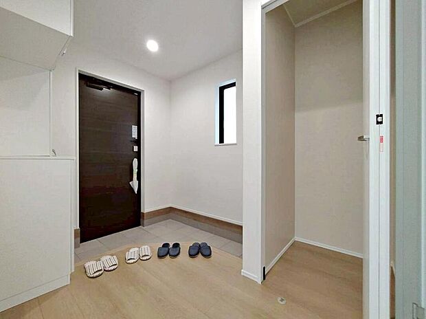 【玄関】明るくて清潔感ある玄関。　
便利な下駄箱収納＆廊下収納付き♪
散らかりがちな玄関もすっきり片付き、帰宅時もすぐにコート等を収納できて便利です♪