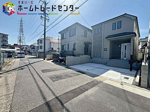 【前面道路含む現地写真】前面道路は、北側約５．９ｍの道路です。
交通量も少なく、駐車も落ち着いて行える環境になっています。
しっかり舗装されているので、ベビーカー等で通っても安心ですね♪