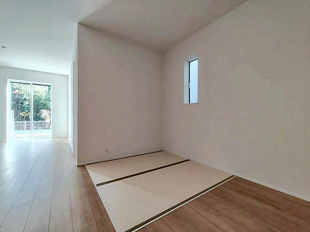 【その他内観】2号棟 タタミコーナー
リビングに2帖のタタミコーナーを設けました♪
お子様の遊び場やお昼寝スペースとして使うのもオススメです♪