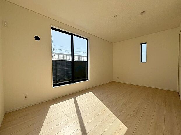 【リビング以外の居室】１号棟
バルコニーに直接アクセスできる居室です！
室内の空気を効率よく入れ替えることができ、夏場や湿気の多い時期には便利です♪