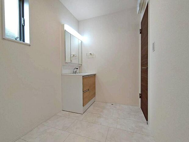 【洗面台・洗面所】２号棟
広々とした洗面スペース♪
暮らしを快適にする三面鏡仕様の洗面化粧台。
収納力と機能性に優れた使いやすい設備で、忙しい朝の身支度もスムーズに♪