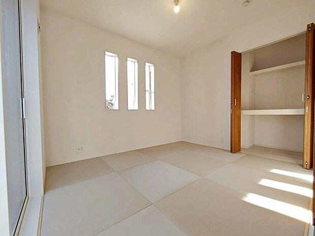 【和室】3号棟
来客間にもできそうな5.25帖の和室♪
収納スペースも充実!
窓を開放すれば気持ちの良い風が入り込んできます。
新鮮な空気の中で生活できます。