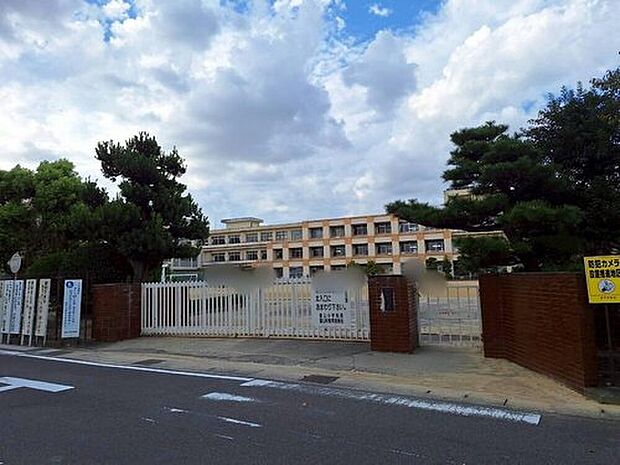 豊山町立豊山小学校(約925m)