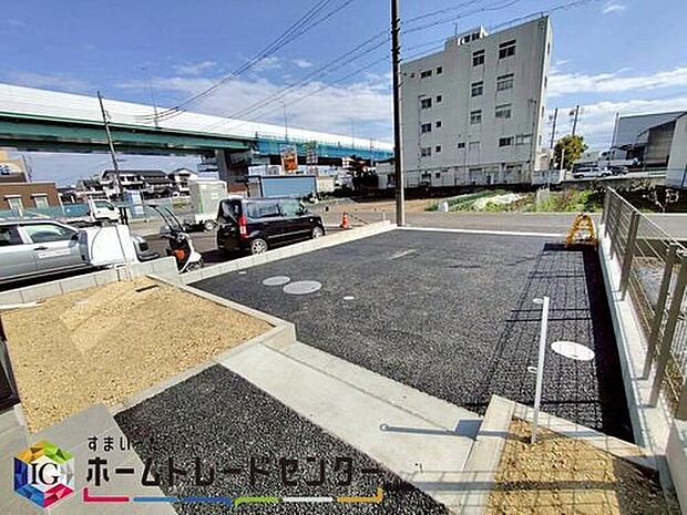 【 駐車場】余裕をもって並列に２台駐車ができる広々とした駐車スペース。
玄関そばに駐車スペースがございますので、まとめ買いをした際にも運ぶのが簡単です！