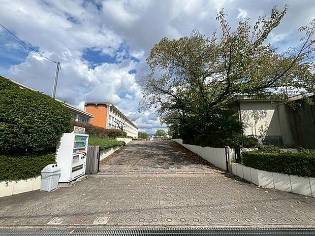 尾張旭市立三郷小学校（約350m）