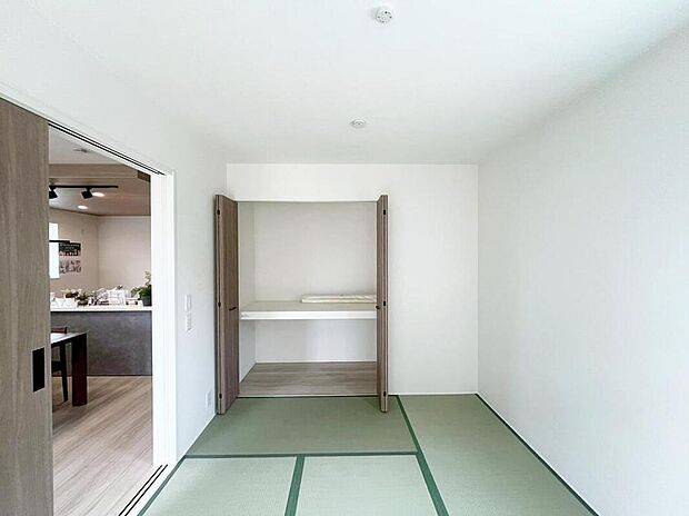 【リビング以外の居室】１号棟　和室
２面採光を施した為、晴れの日の日中はいつも明るい室内に。
窓を開放すれば気持ちの良い風が入り込んできます。