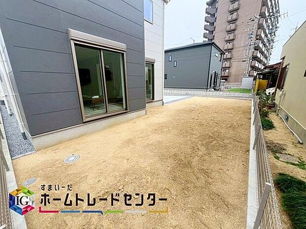 【庭】１号棟　お庭スペース☆
各棟にお庭がございます♪
小さなお子様の遊び場や、ガーデニング・家庭菜園・BBQなど、お好みにおうち時間をお楽しみいただけます♪