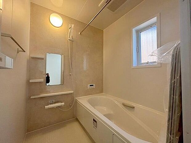 【浴室】のびのび1坪タイプのバスルーム。
手すりも付いていますので安心してのんびり入浴できます。