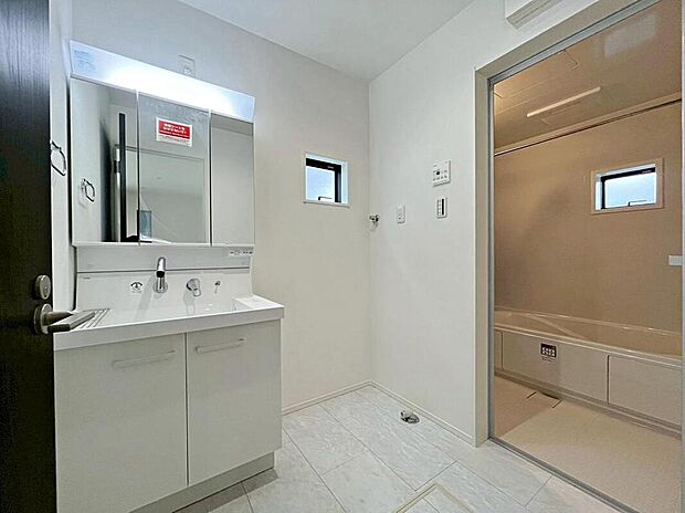 【洗面台・洗面所】1号棟
暮らしを快適にする洗面化粧台収納力と機能性に優れた使いやすい設備で、忙しい朝の身支度もスムーズに♪
水回りの掃除用具などをしまっておくのに便利♪