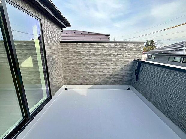 【バルコニー】1号棟
広々としたバルコニー♪
家族分の洗濯物もしっかり干せます。
南向きで日当たりも良く、毎日のお洗濯が楽しくなりそう♪