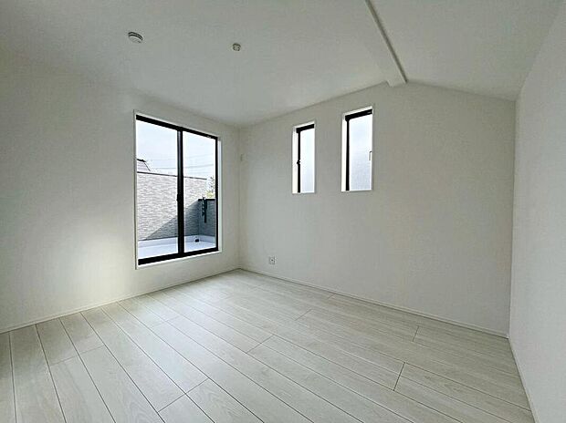 【リビング以外の居室】1号棟
バルコニーに直接アクセスできる居室です!
室内の空気を効率よく入れ替えることができ、夏場や湿気の多い時期には便利です♪