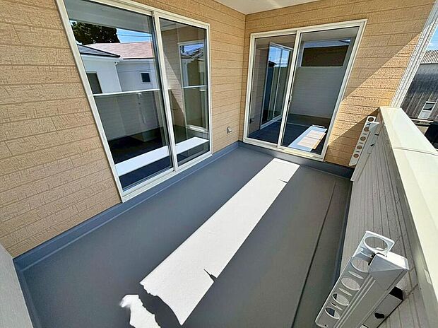 【バルコニー】3号棟
雨の日も洗濯物が濡れる心配のないインナーバルコニー♪
2部屋から出入り出来て大変便利です。
お洗濯だけでなく、ちょっとしたリラックスできる空間にもなりそうです☆