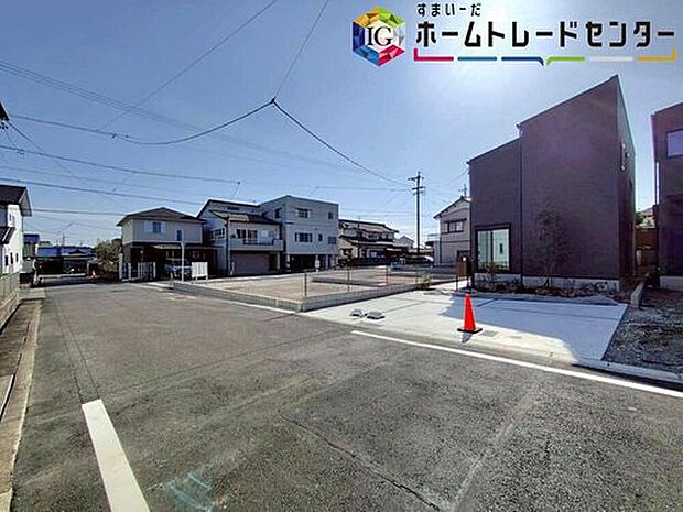 【前面道路含む現地写真】前面は、交通量の少ない東側約５．９ｍの道路です。
ゆとりがあり、駐車も落ち着いて行える環境になっています。
舗装されているので、ベビーカーや自転車で通っても快適に通行できます。