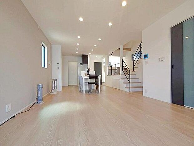 【リビング】４号地
陽光ふりそそぐ１８帖の明るいリビング♪
対面式キッチンは、家事をしながら家族の様子が一目でわかる安心＆便利設備♪