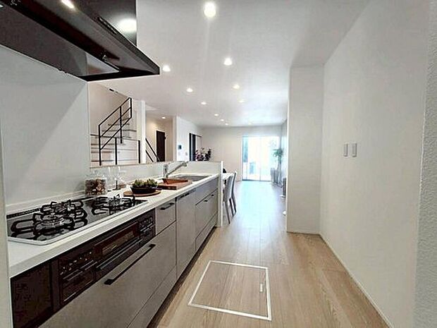 【キッチン】４号地
収納力豊富なシステムキッチン。
大型スライド収納付きで、すっきり片付けやすいキッチンです。
床下収納もついています♪