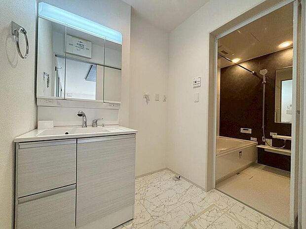 【洗面台・洗面所】施工例
暮らしを快適にする三面鏡仕様の洗面化粧台。
収納力と機能性に優れた使いやすい設備で、忙しい朝の身支度もスムーズに♪